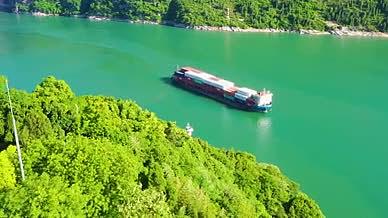 4k航拍重庆山峡行驶的货轮船只交通运输视频的预览图
